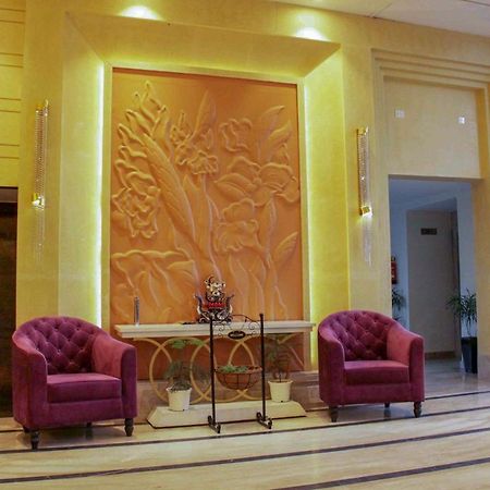 Four Leaf Hotel,Budaun Zewnętrze zdjęcie