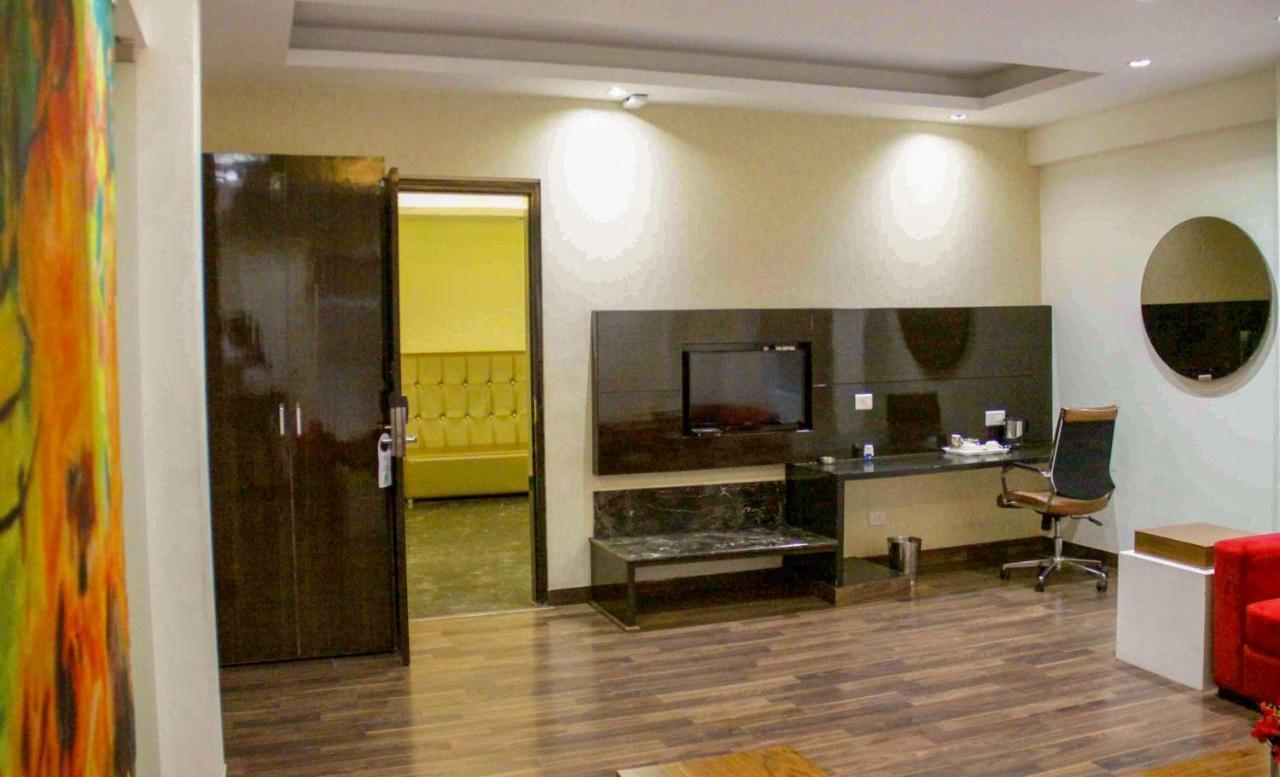 Four Leaf Hotel,Budaun Zewnętrze zdjęcie