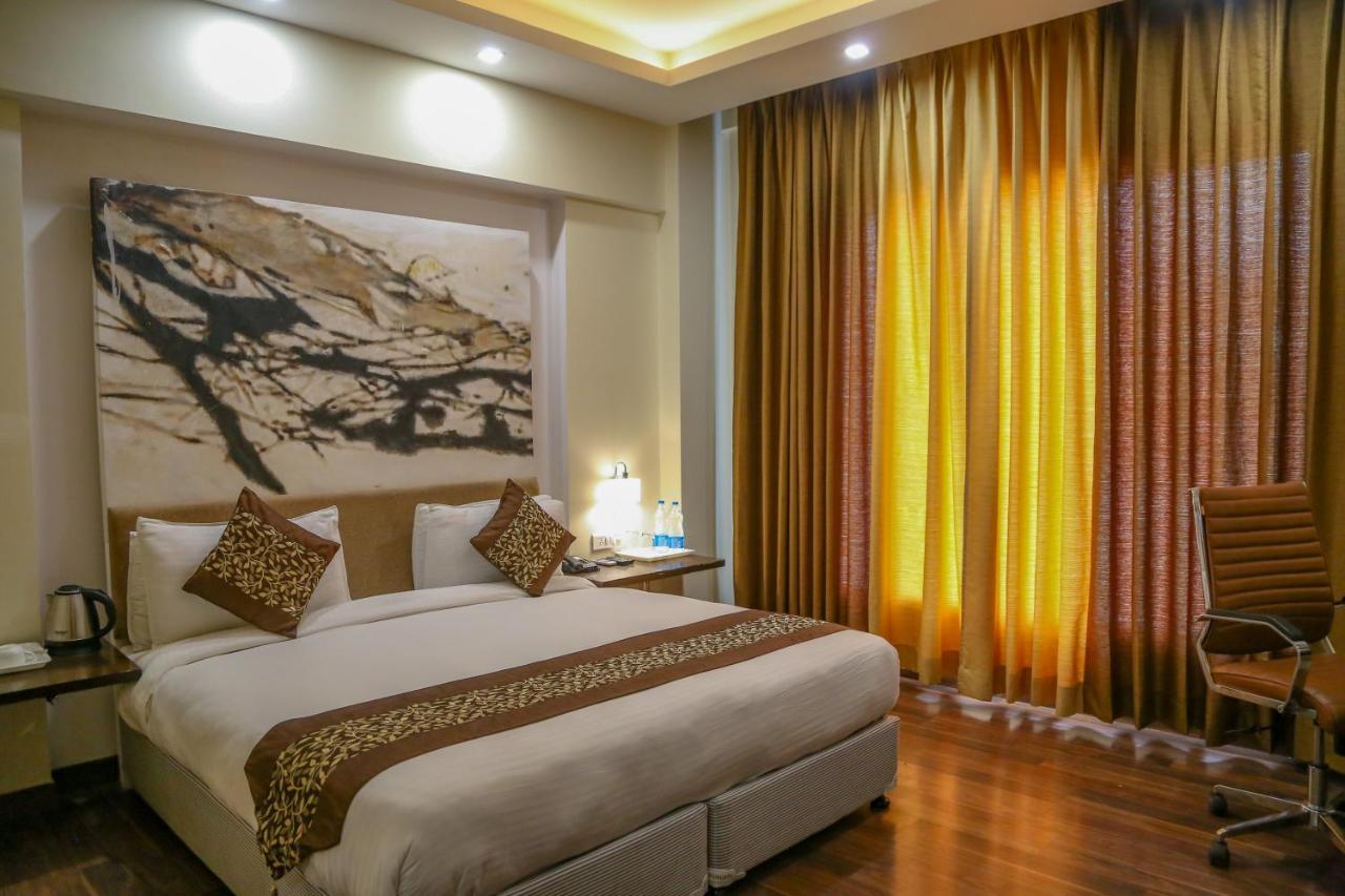 Four Leaf Hotel,Budaun Zewnętrze zdjęcie
