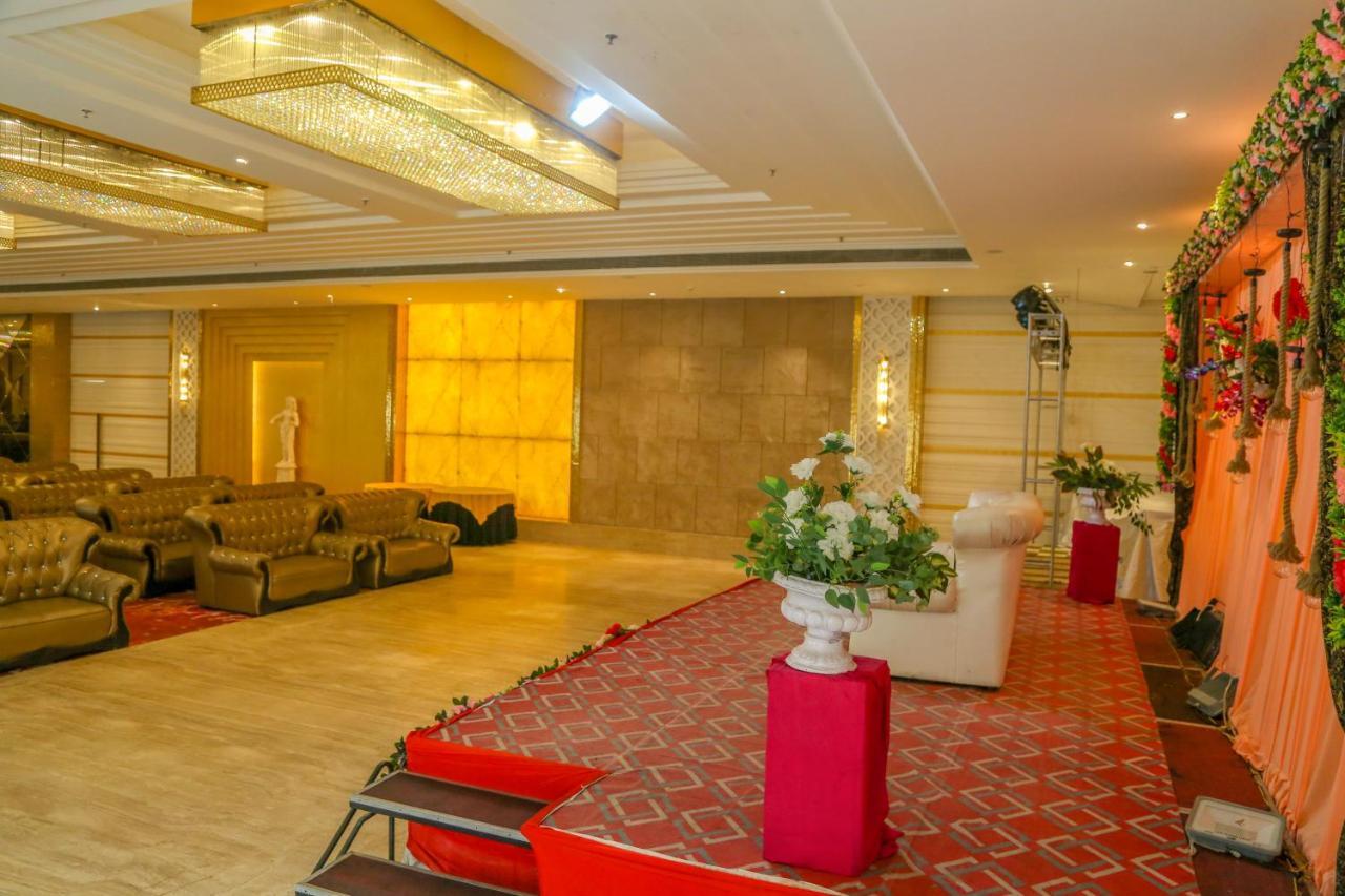 Four Leaf Hotel,Budaun Zewnętrze zdjęcie